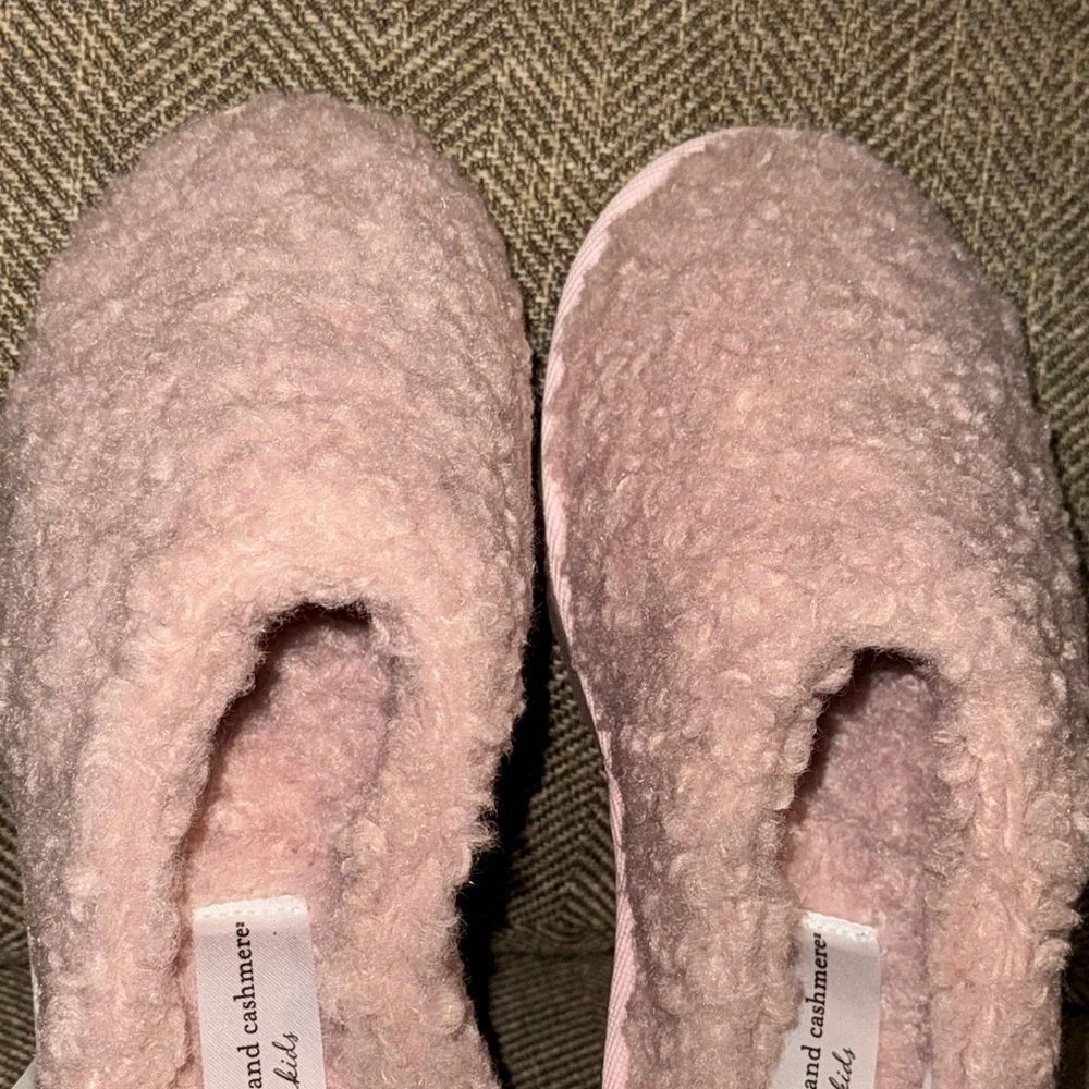 NWT CUPCAKES & CASHMERE KIDS Cozy Pink Slippers Shoes FAUX FUR UPPER (SIZE 3)